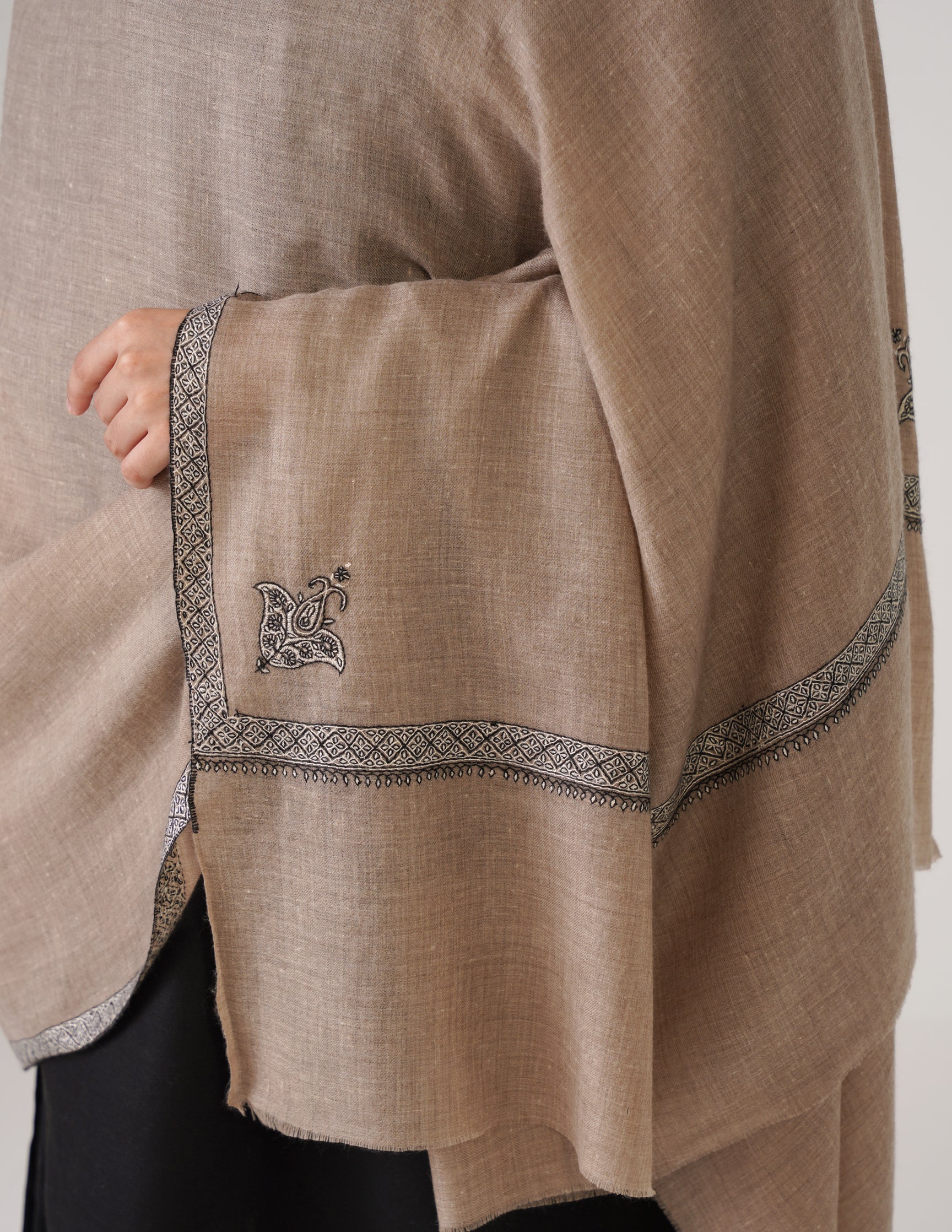 Kashmiri Handwoven Pashmina Sozni Shawl Hashidaar – Natural | Black & White Heritage - Kashmir Box
