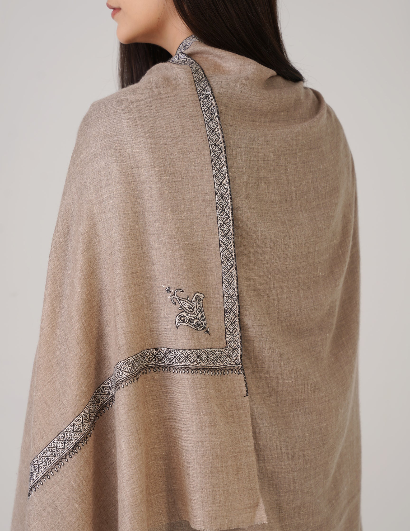 Kashmiri Handwoven Pashmina Sozni Shawl Hashidaar – Natural | Black & White Heritage - Kashmir Box