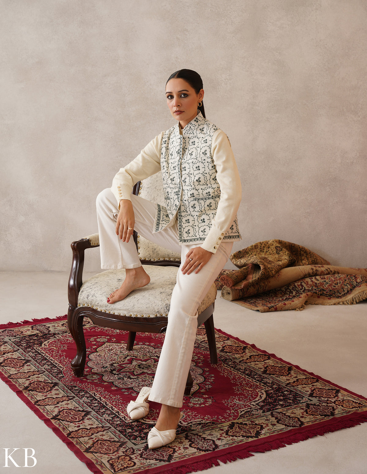 Nayaab Off-White Kashmiri Sozni Fine Wool Waistcoat - Kashmir Box
