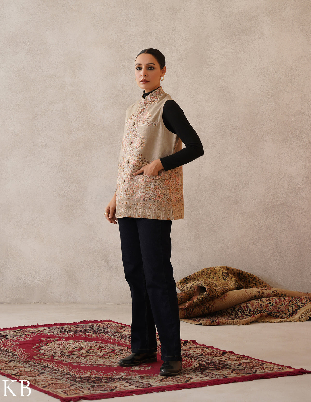 Nayaab Oyster Grey Kashmiri Aari Fine Wool Waistcoat - Kashmir Box