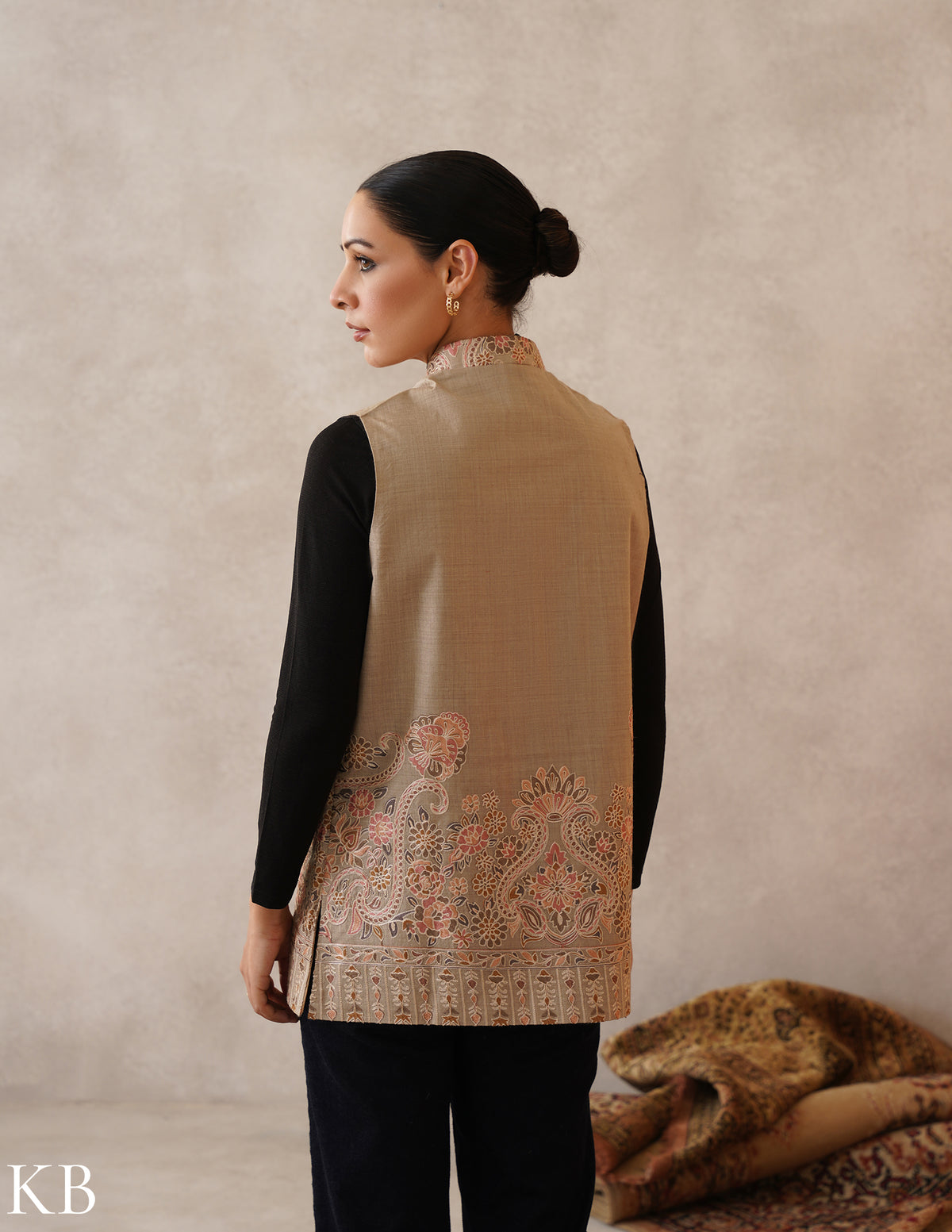 Nayaab Oyster Grey Kashmiri Aari Fine Wool Waistcoat - Kashmir Box