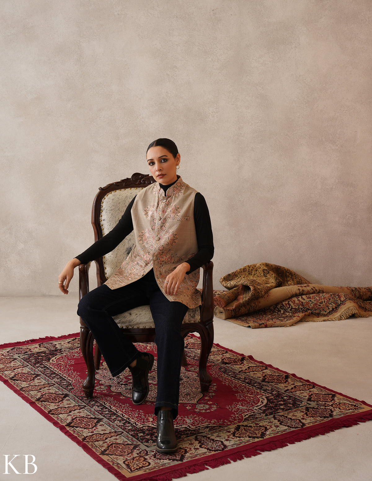 Nayaab Oyster Grey Kashmiri Aari Fine Wool Waistcoat - Kashmir Box