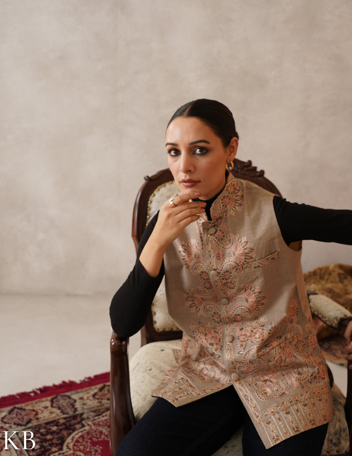 Nayaab Oyster Grey Kashmiri Aari Fine Wool Waistcoat - Kashmir Box