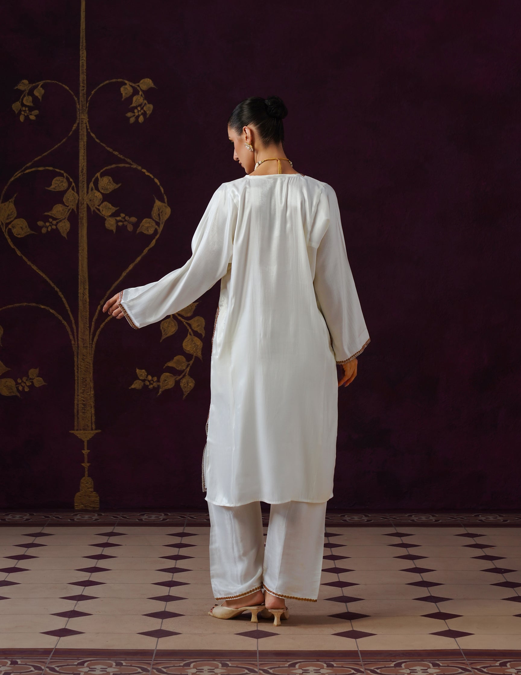 Kashmiri Tilla & Thread Embroidered Silk Phiran Set – Off-White
