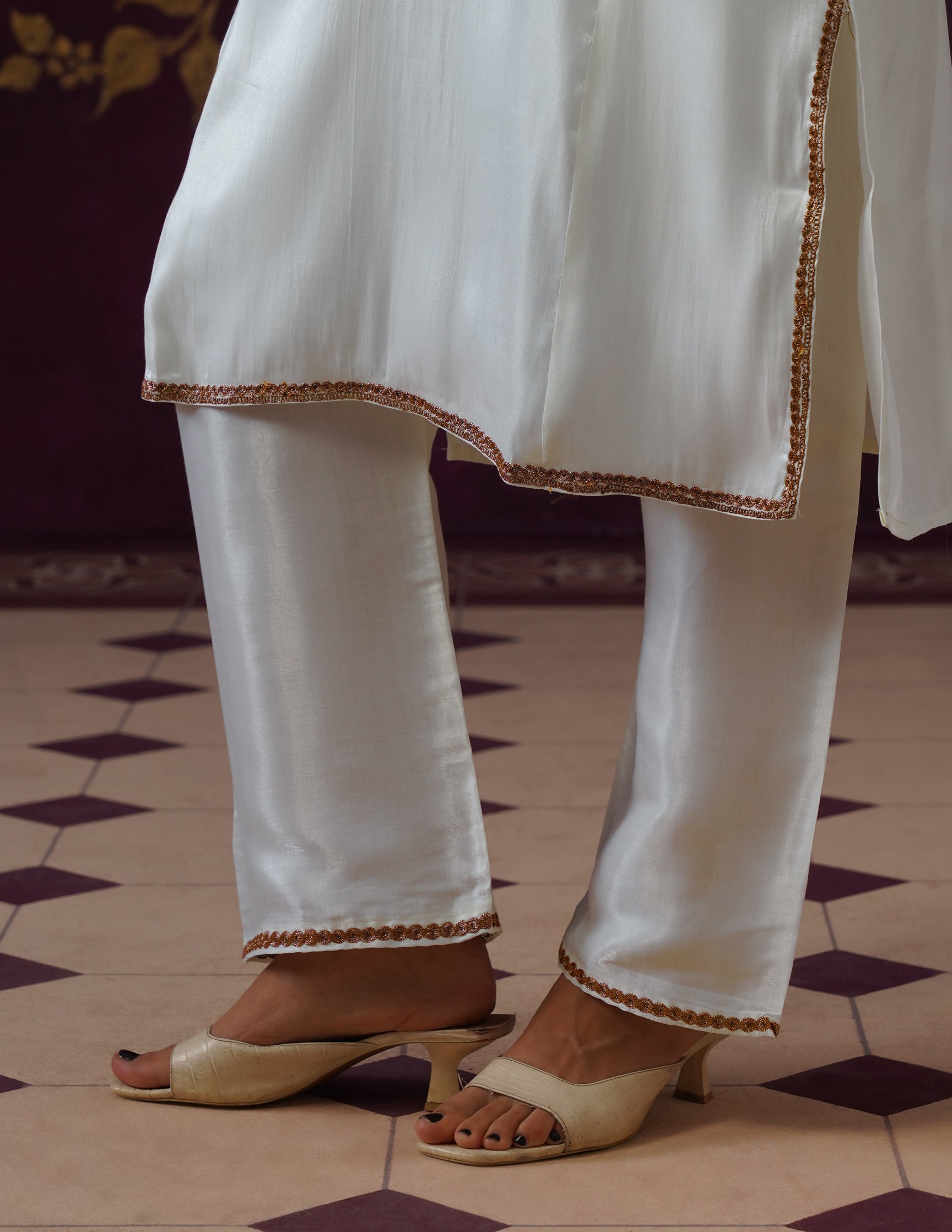 Kashmiri Tilla & Thread Embroidered Silk Phiran Set – Off-White
