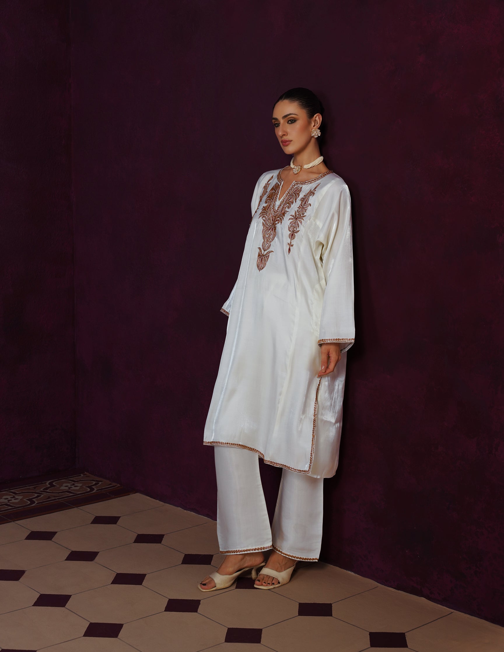 Kashmiri Tilla & Thread Embroidered Silk Phiran Set – Off-White