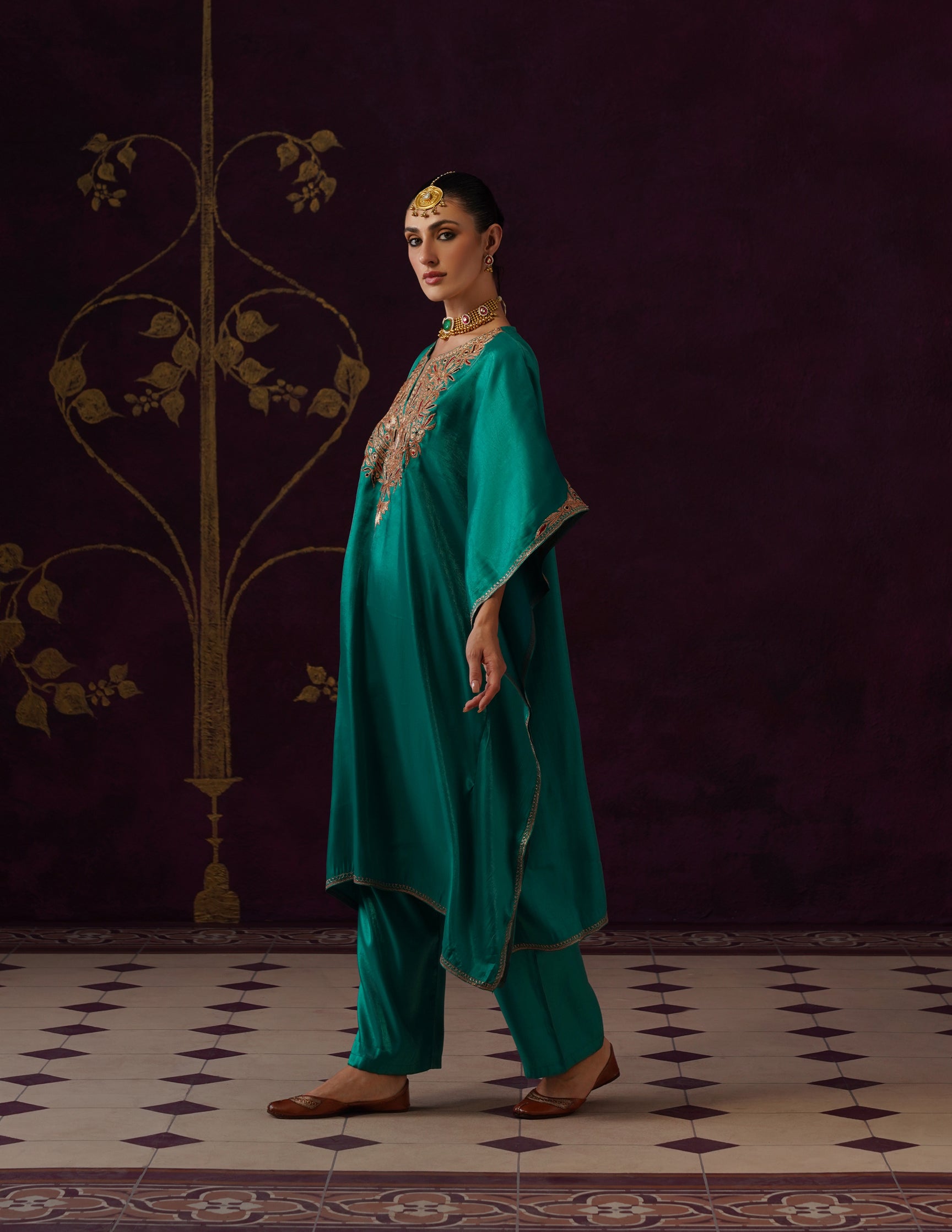 Kashmiri Tilla & Thread Embroidered Silk Kaftan Set – Emerald Green
