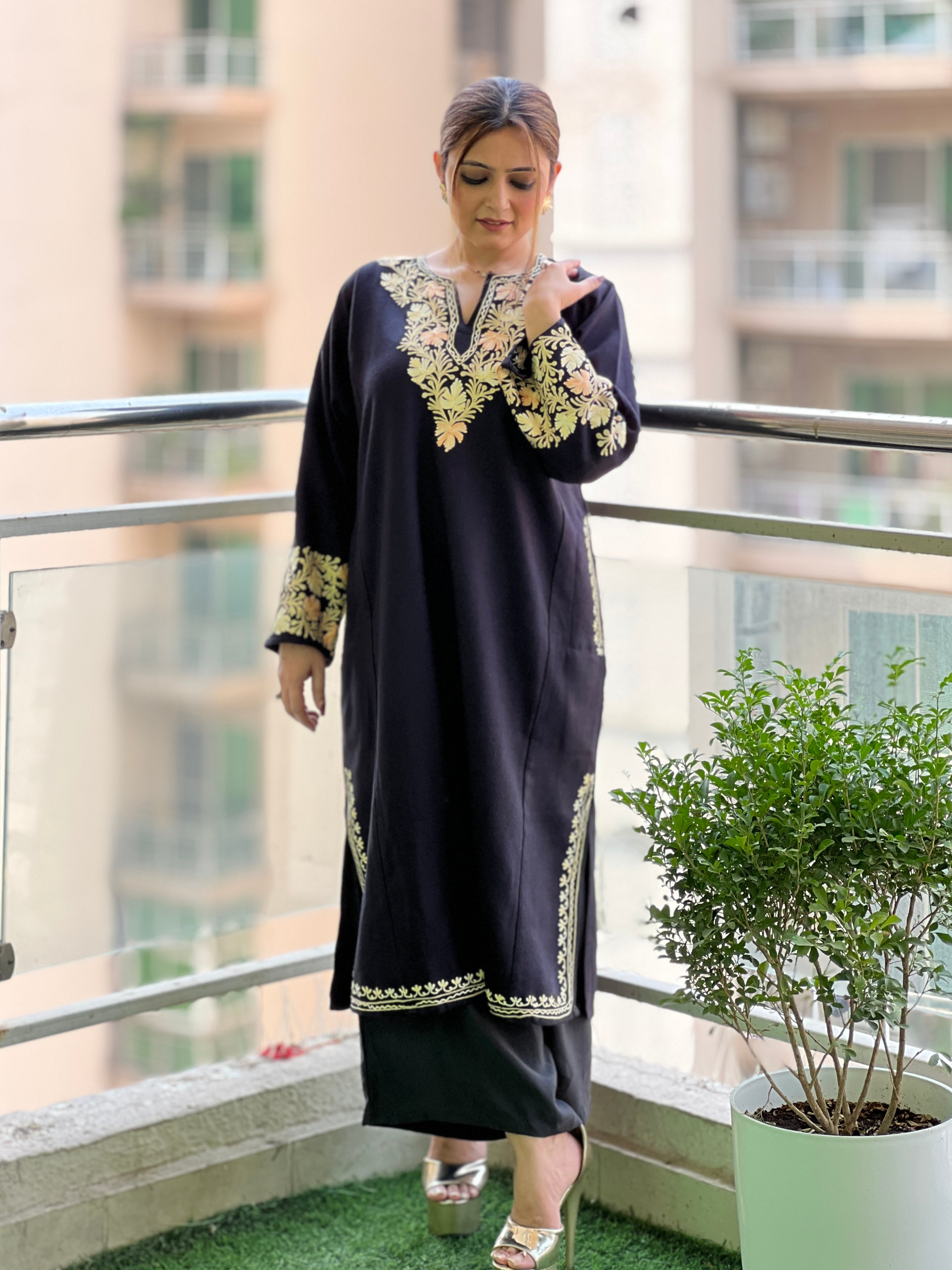 Rang-e-Khizan Black Chinar Aari Phiran - Kashmir Box