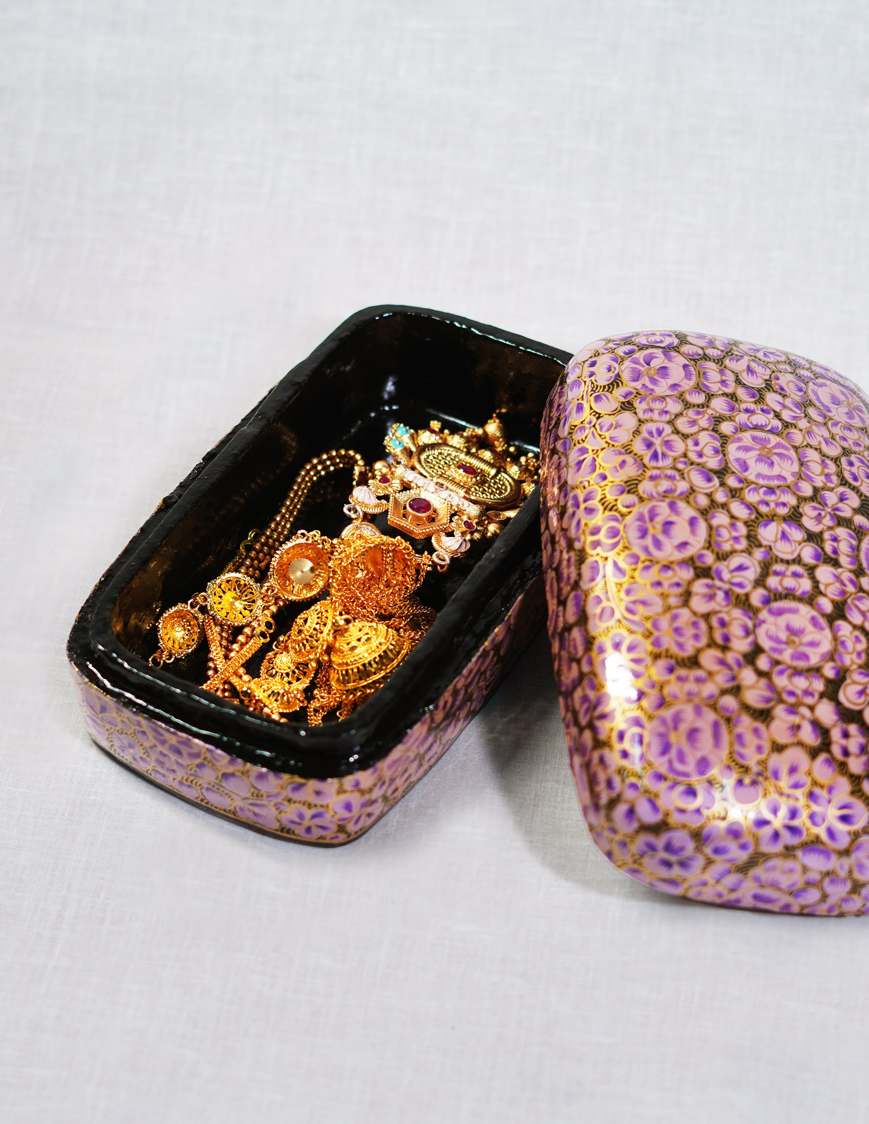 Handmade Kashmir Papier-Mâché Trinket Box — Hand-Painted Design | 10.5 cm (L) × 17.5 cm (B) × 6 cm (H)