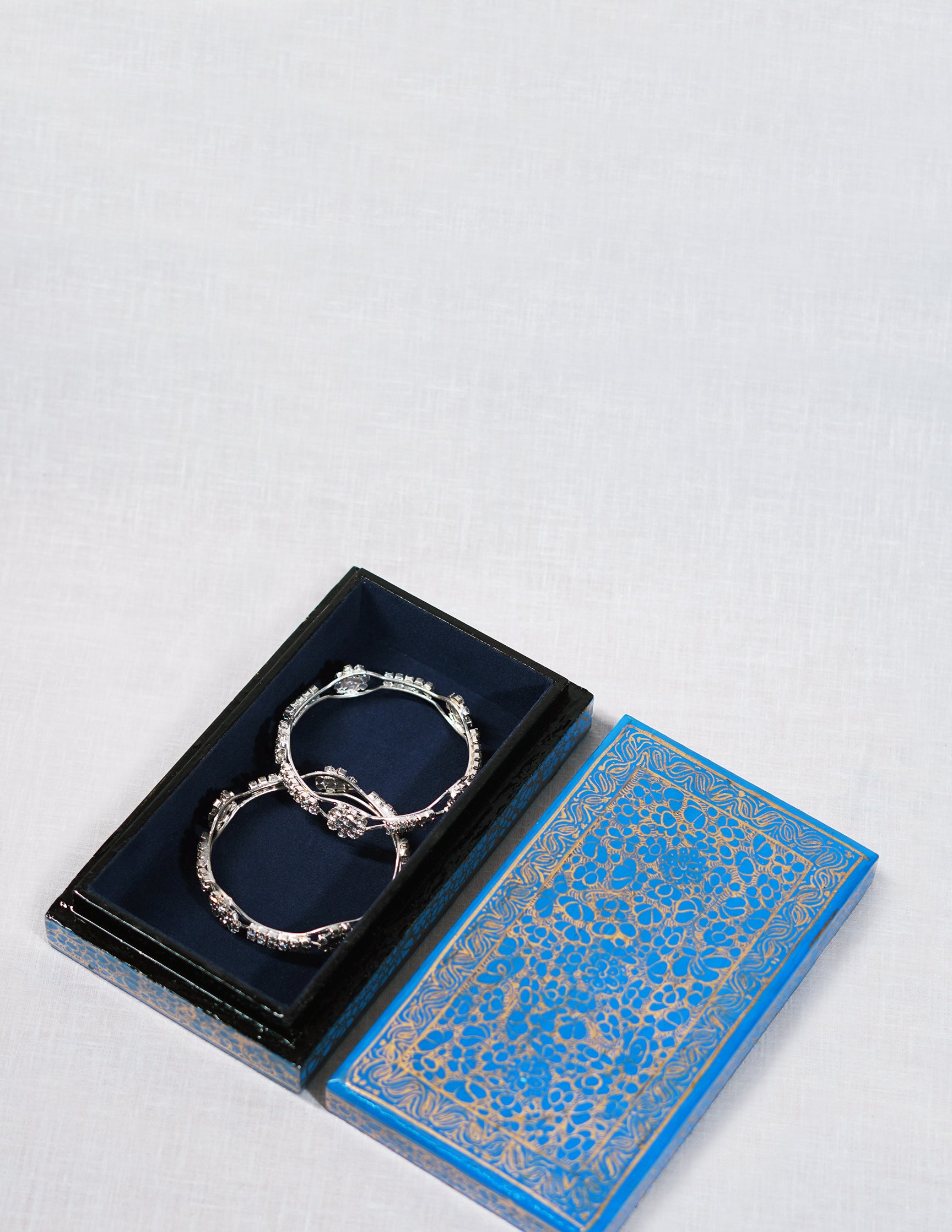 Handmade Kashmir Papier-Mâché Flat Box — Hand-Painted Design | 10 cm (L) × 17.5 cm (B) × 3.5 cm (H)