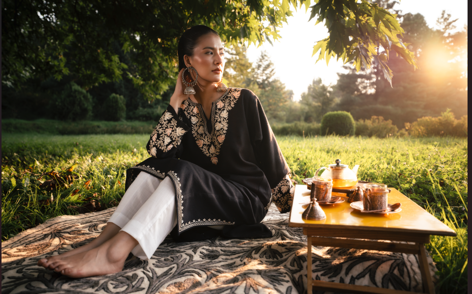 Diwan-e-Khas Nostalgic Vines Kashmiri Namda - Kashmir Box