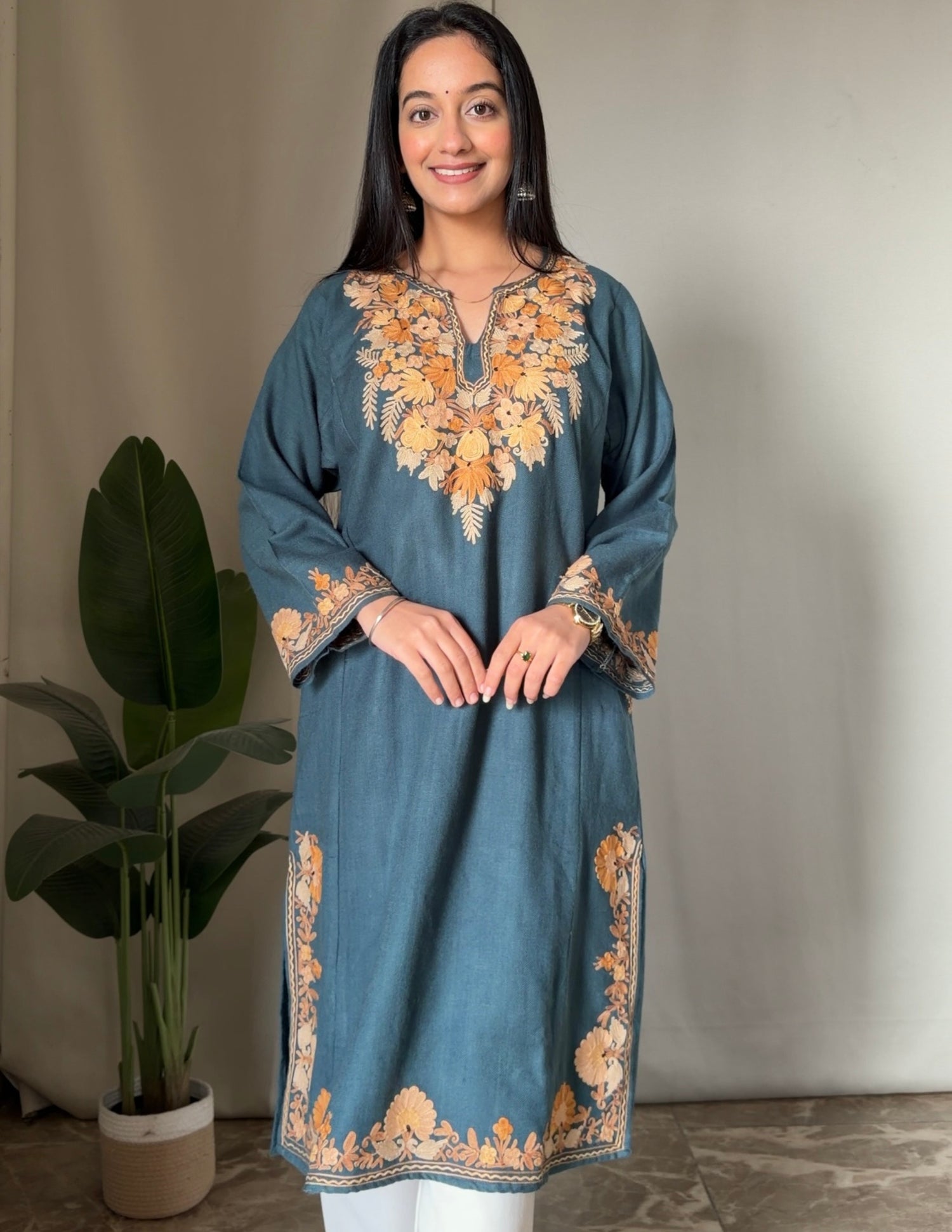 Kashmiri Beige Aari Embroidered Woollen Phiran – Grey | Timeless Winter Wear