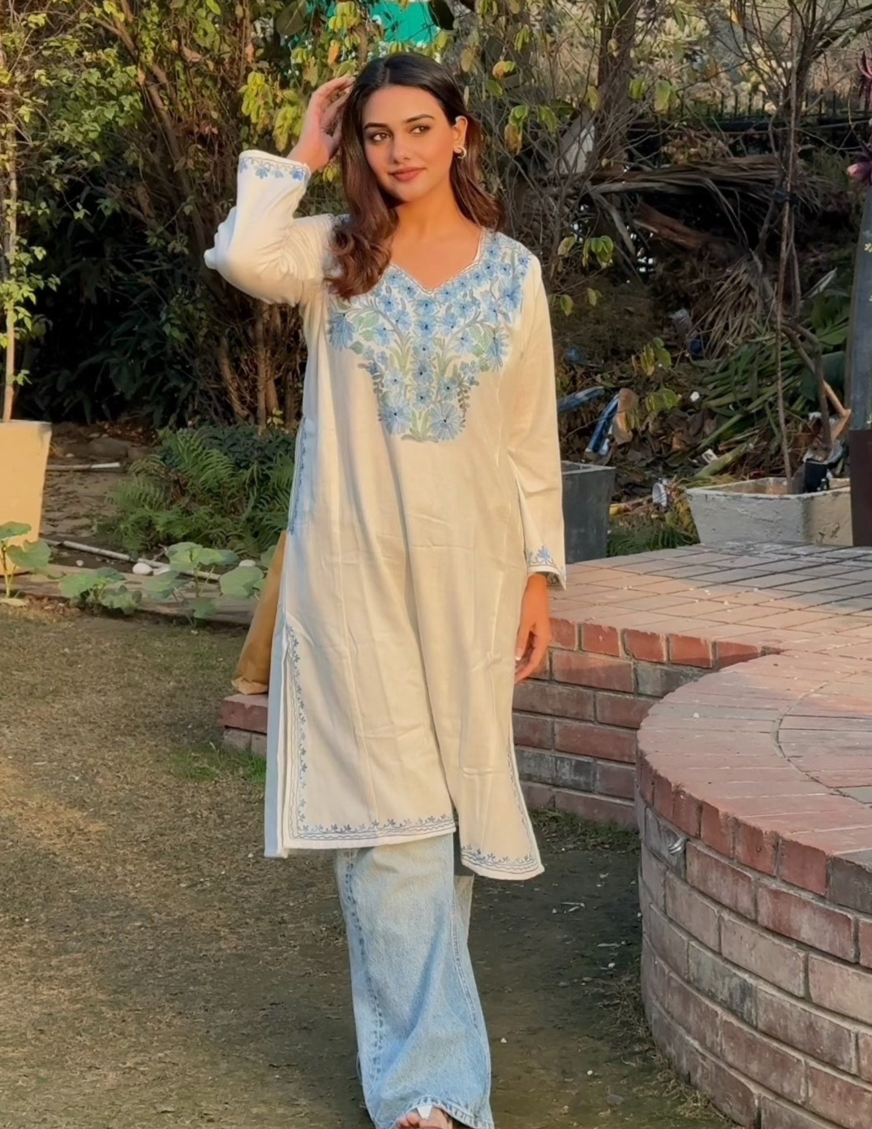 Kashmiri Blue &amp; Grey Aari Embroidered Woollen Phiran – White | Timeless Winter Wear