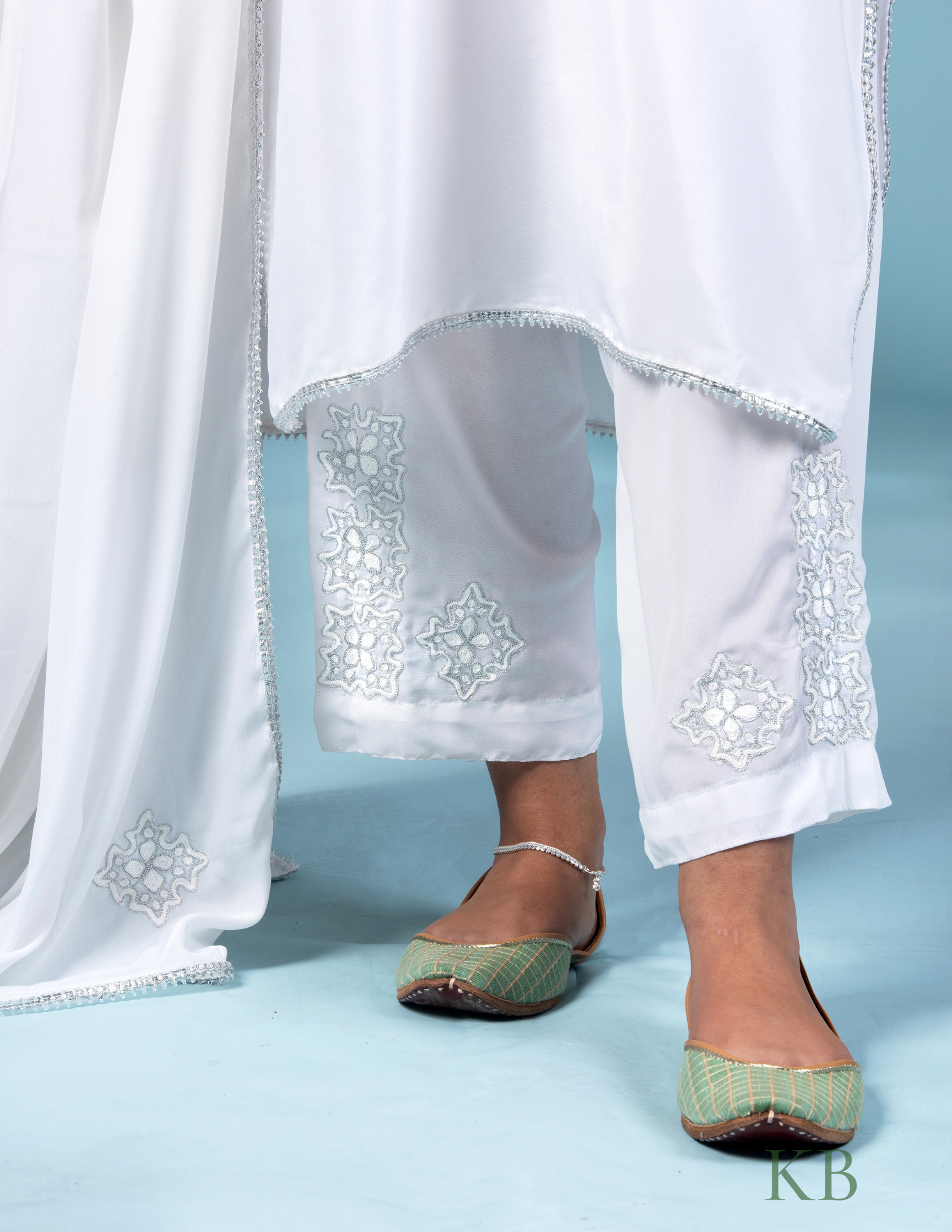 Zehra Aari-Zari Embroidered White Crepe Suit with 2.5 Meters Dupatta - Kashmir Box