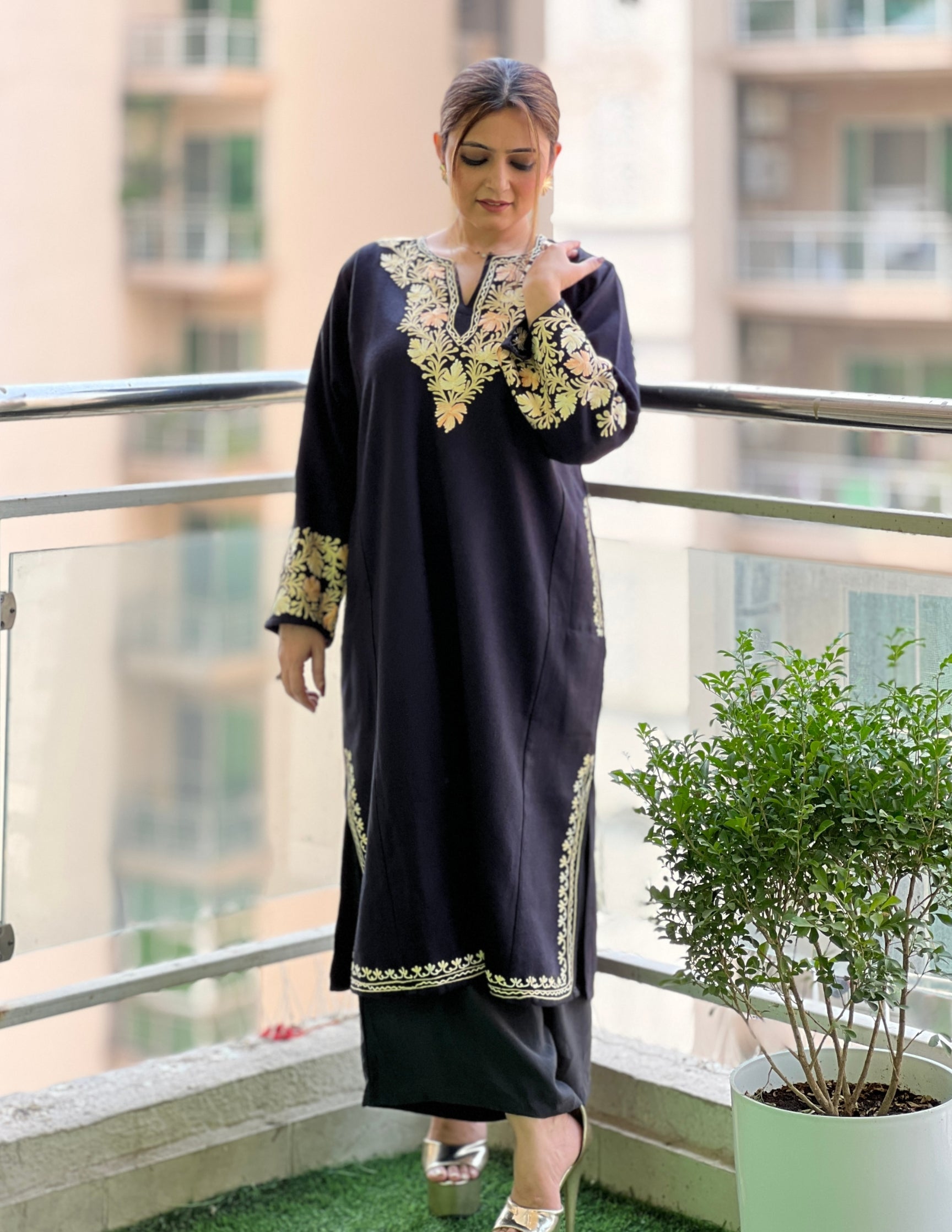 Rang-e-Khizan Black Chinar Aari Phiran