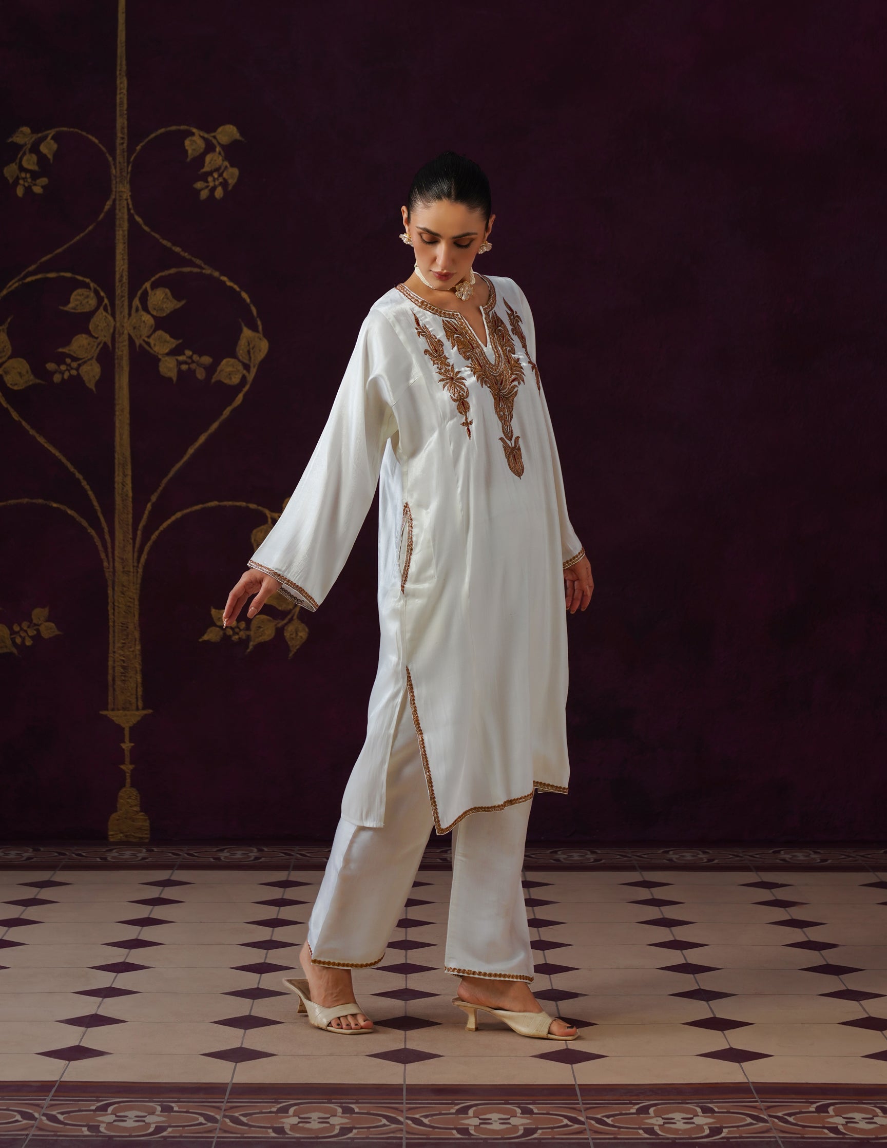 Kashmiri Tilla &amp; Thread Embroidered Silk Phiran Set – Off-White