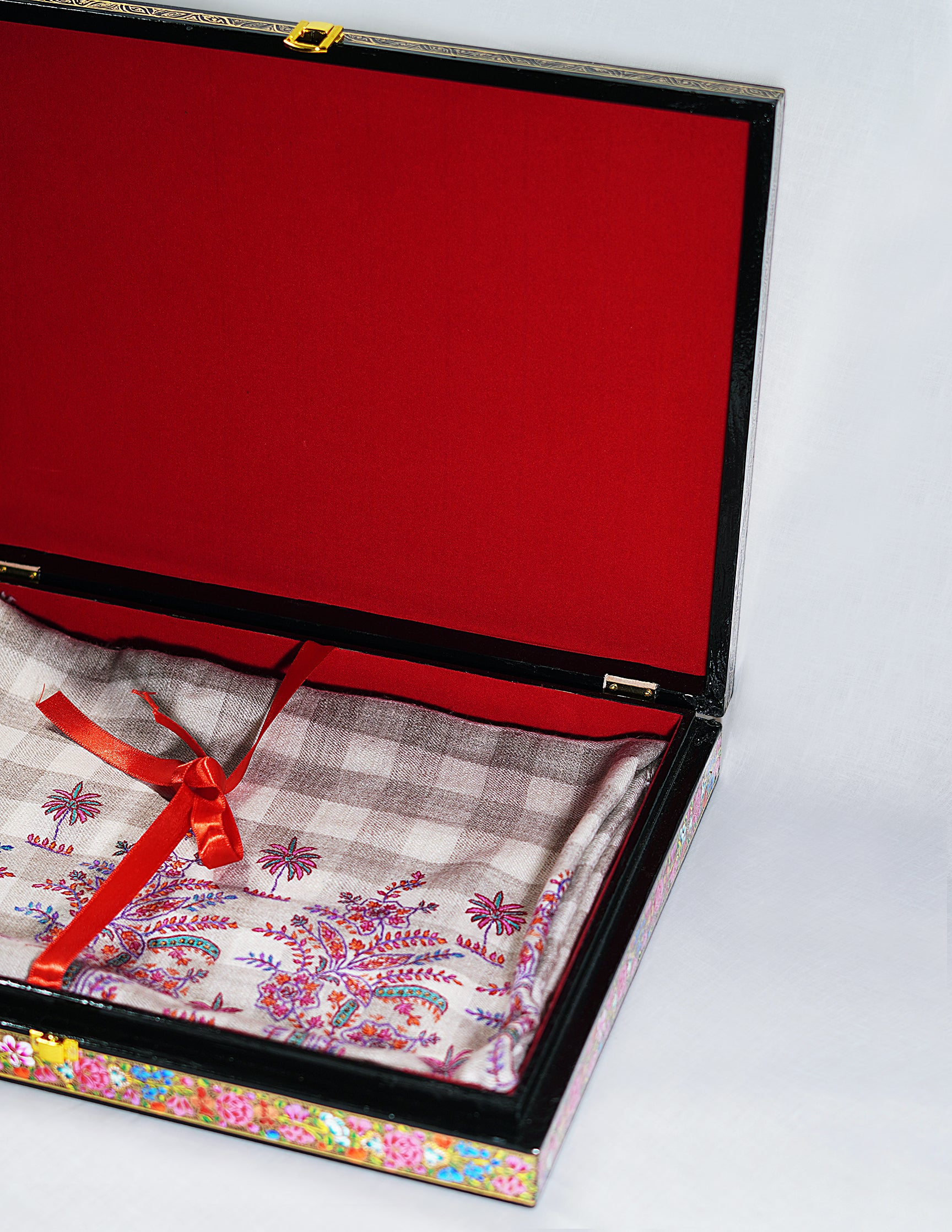 Handmade Kashmir Papier-Mâché Pashmina Box — Hand-Painted Design | 30.5 cm (L) × 40.5 cm (B) × 5.5 cm (H)