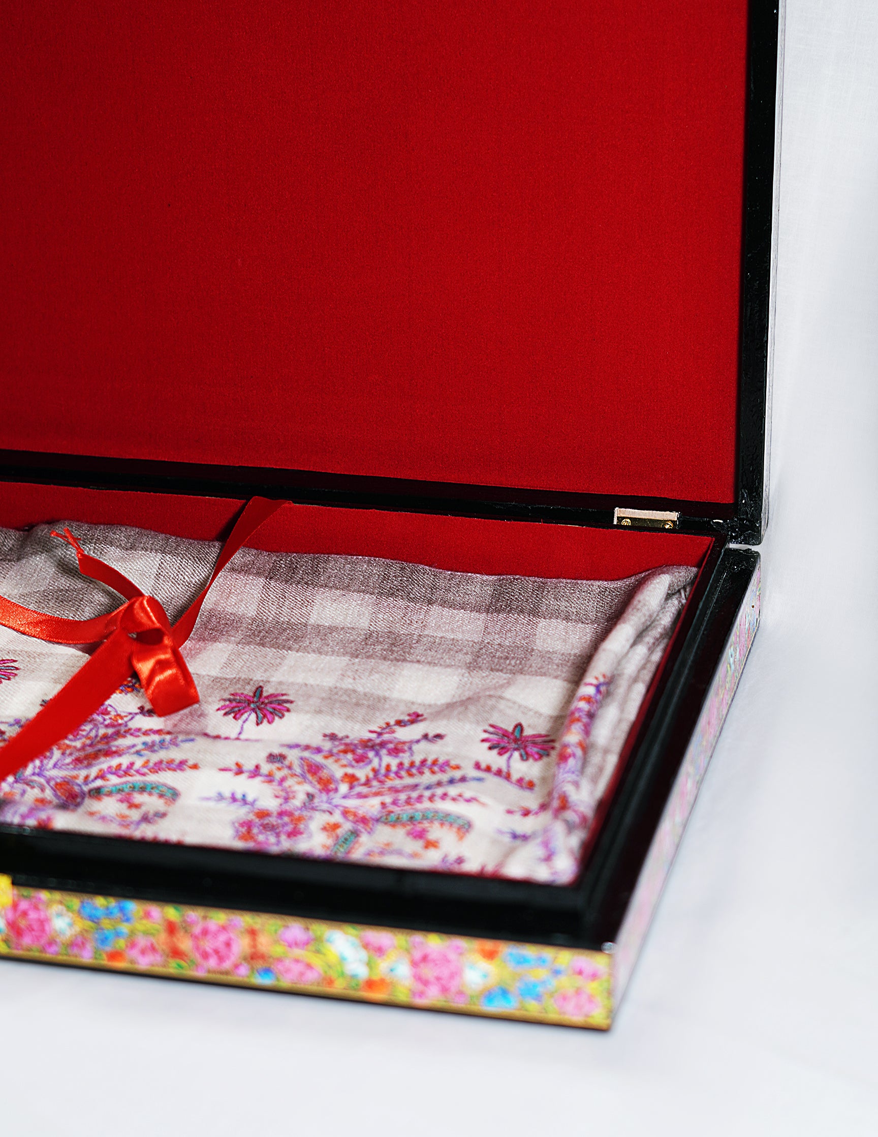 Handmade Kashmir Papier-Mâché Pashmina Box — Hand-Painted Design | 30.5 cm (L) × 40.5 cm (B) × 5.5 cm (H)
