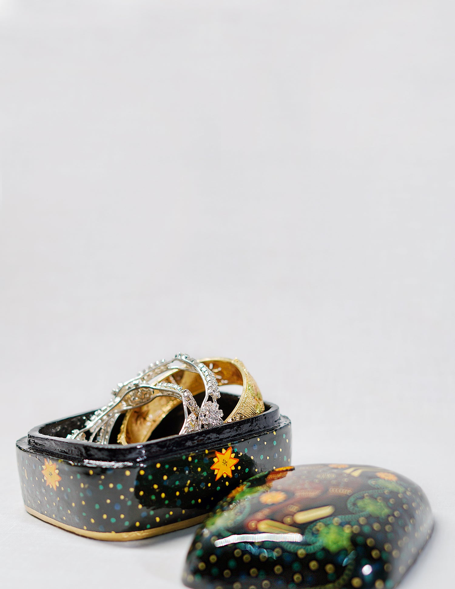 Handmade Kashmir Papier-Mâché Trinket Box — Hand-Painted Design | 8.5 cm (L) × 11.5 cm (B) × 5.5 cm (H)