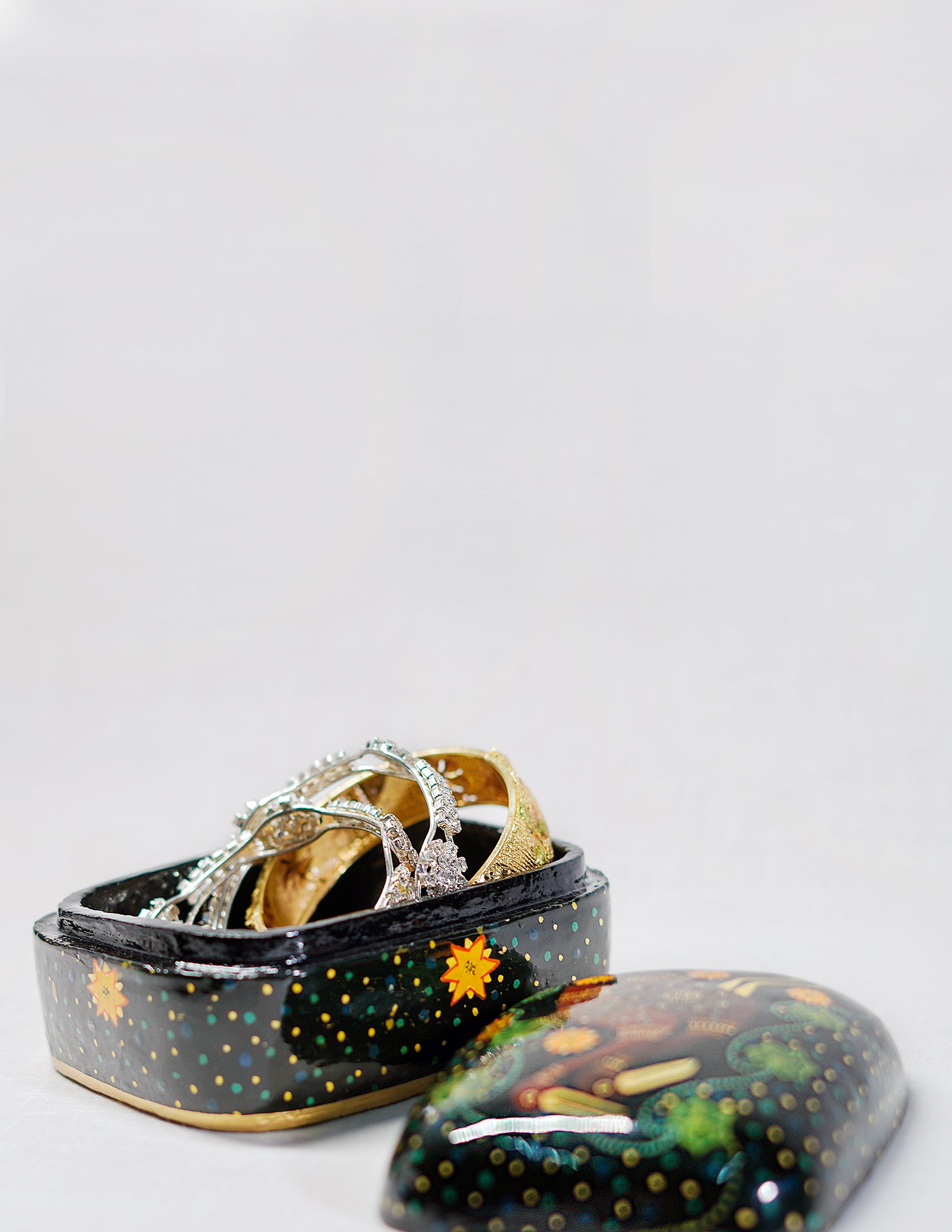 Handmade Kashmir Papier-Mâché Trinket Box — Hand-Painted Design | 8.5 cm (L) × 11.5 cm (B) × 5.5 cm (H)