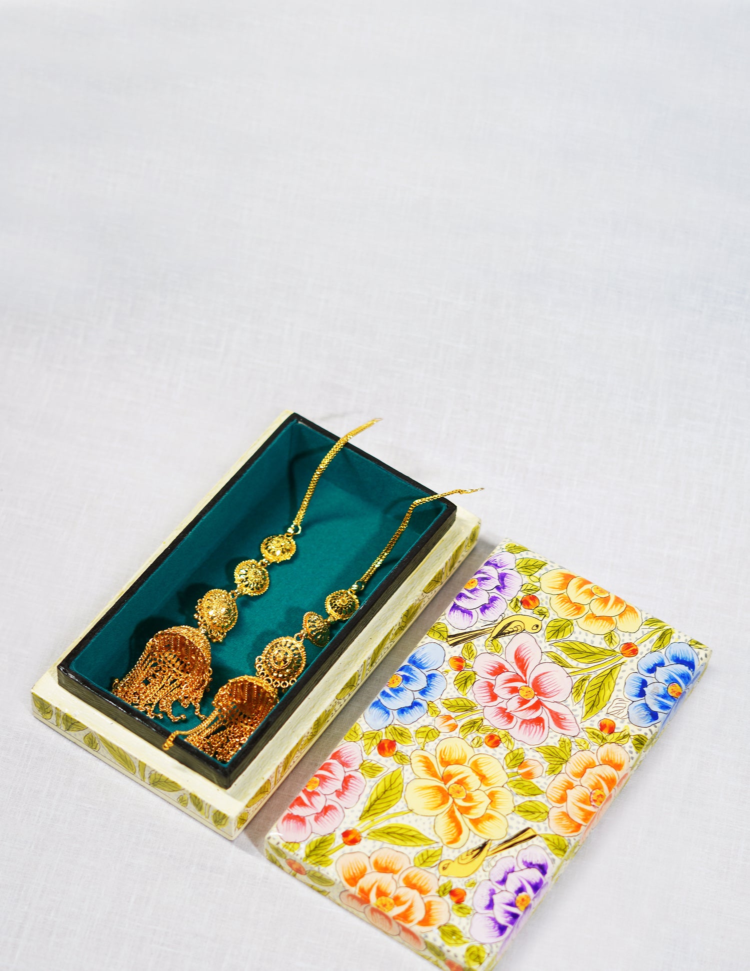 Handmade Kashmir Papier-Mâché Flat Box — Hand-Painted Design | 10 cm (L) × 17.5 cm (B) × 3.5 cm (H)